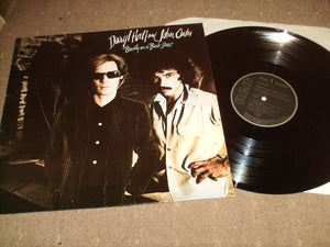 Daryl Hall And John Oates - Beauty On A Back Street